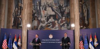 Vučić: Ne prihvatam znak jednakosti između povlačenja priznanja i prištinskih taksi