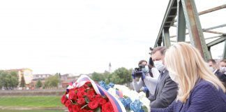 Spušteni vijenci u rijeku Savu u znak sjećanja na ubijene i prognane Srbe