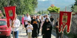 Vladika Dimitrije služio liturgiju u Petropavlovom manastiru: Budimo odgovorni jedni za druge