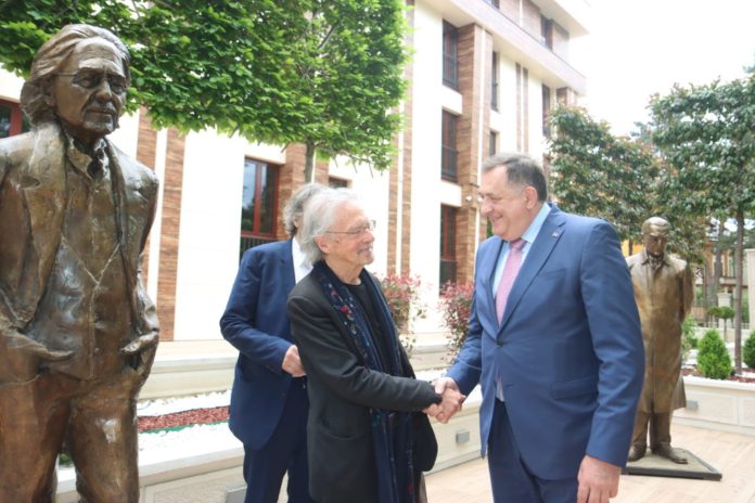Dodik Handke spomenik 2