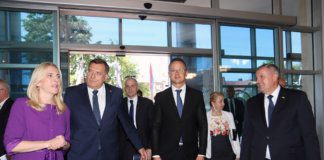 Dodik, Cvijanović i Višković dočekali Sijarta ispred zgrade Vlade