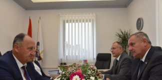 Višković se sastao sa Sladojem i položio vijenac na spomenik palim borcima u Kalinoviku