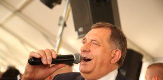 Dodik se družio sa maturantima Ekonomske škole u Doboju i, naravno, zapjevao