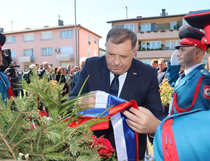 Položeni vijenci i cvijeće kod spomen-obilježja poginulim Srbima iz zapadne Slavonije 7